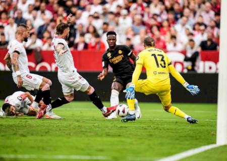 Sevilla expulsa torcedor que cometeu atos racistas em jogo contra Real